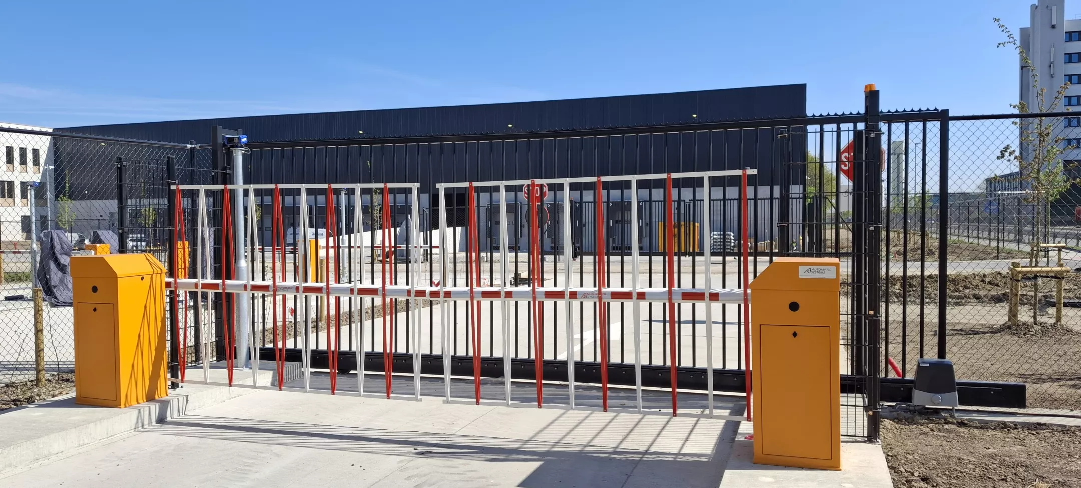 dubbele slagboom + automatische schuifpoort op rail