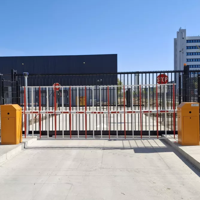 dubbele slagboom met schuifpoort